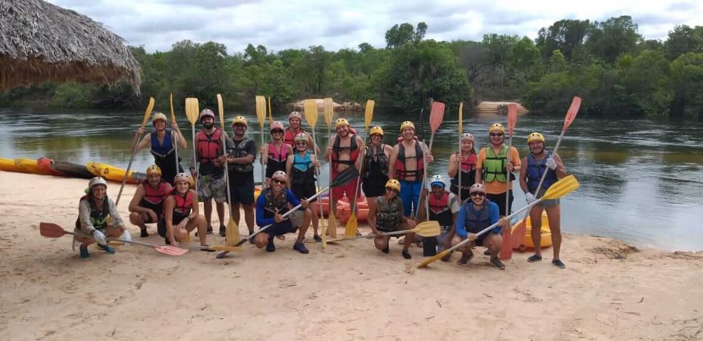 Grupo de amigos com os equipamentos de canoagem prontos para uma aventura pelo Rio Novo, no Jalapão.