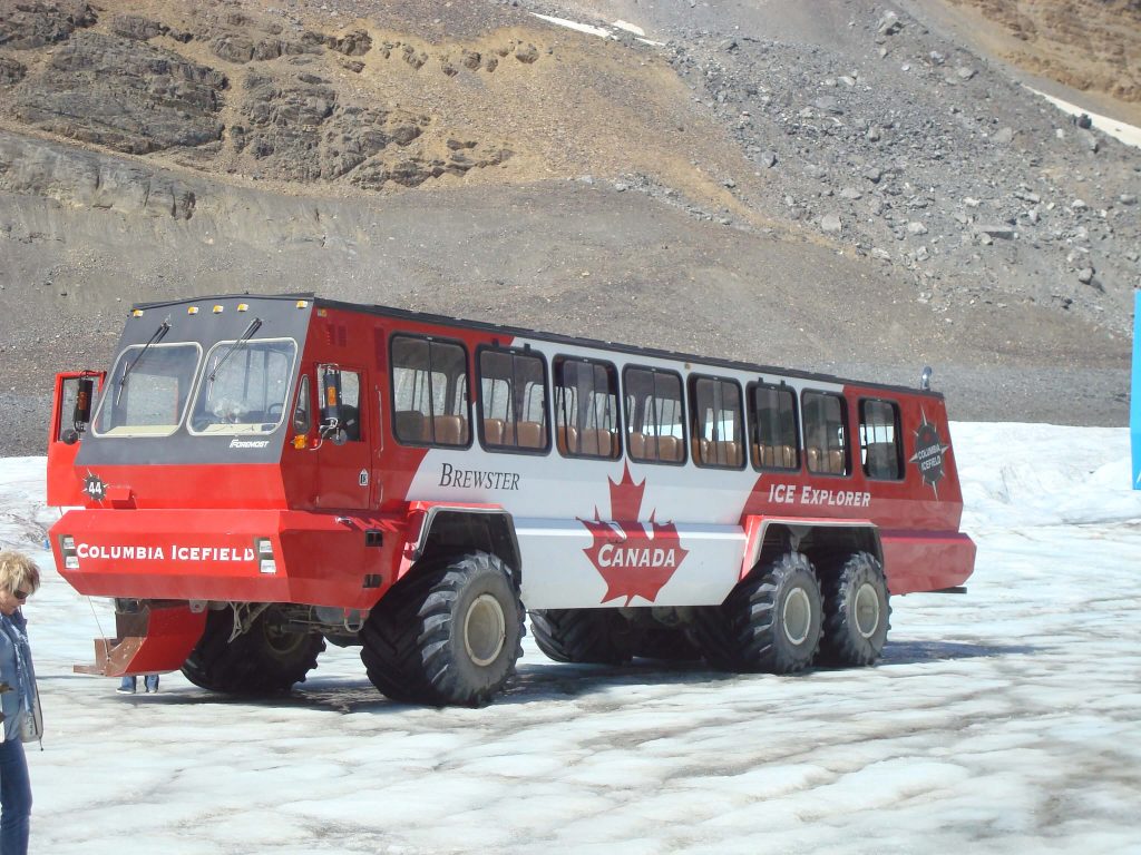 CANADÁ LADO OESTE - veículos próprios para subir até a geleira e beber água glacial. Programa maravilhoso
