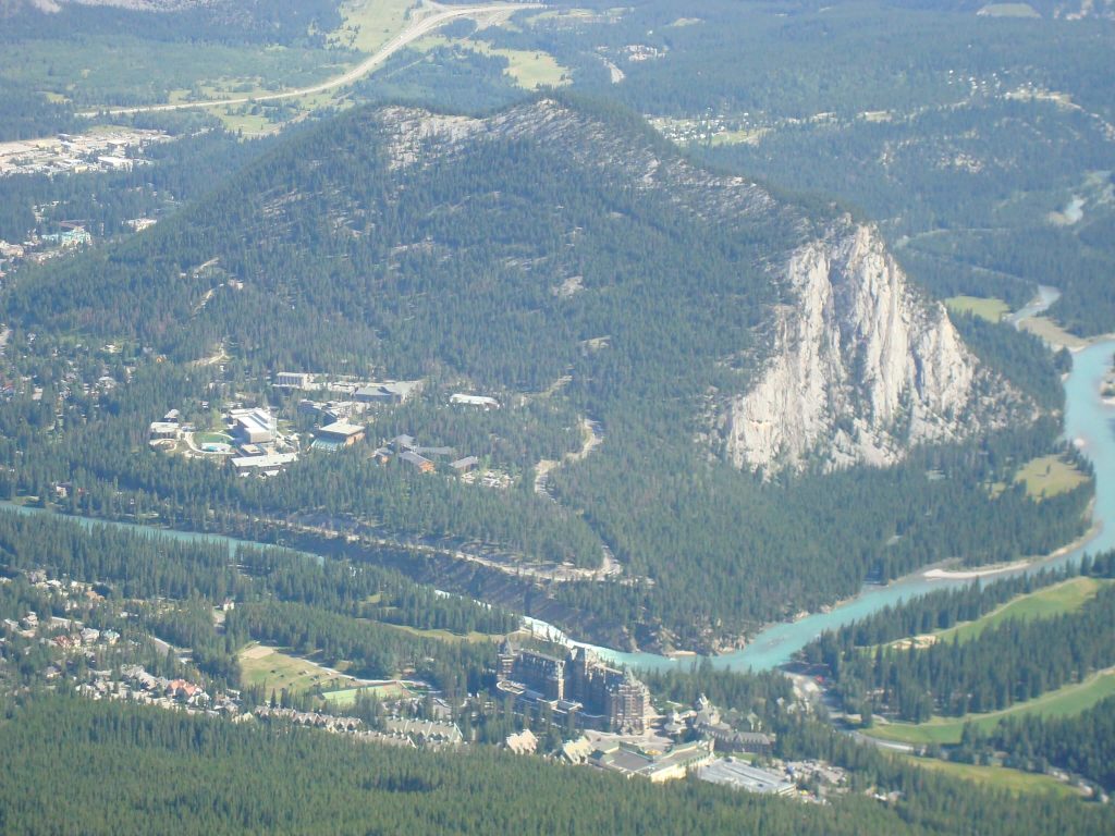 CANADÁ LADO OESTE - O Jasper SkyTram sobe até o pico da montanha Whistlers, com vista para o centro da cidade.