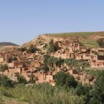 O povo berbere vivendo nas aldeias com casas de adobe agrupadas - Marrocos, África