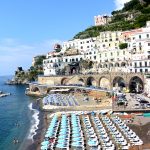 Praias pequenas e charmosas que estão entre as mais frequentadas à frente do Mar Tirreno - Costa Amalfitana, Itália