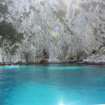 O encanto da Gruta Azul, caverna marinha na costa da Ilha de Capri - Costa Amalfitana, Itália