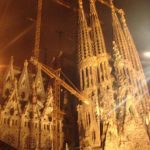 Vista noturna da famosa Igreja da Sagrada Família, obra arquitetônica carregada com simbolismo religioso - Barcelona, Espanha