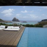 Vista do deque de uma piscina de um dos luxuosos hotéis da ilha - Fernando de Noronha, Pernambuco