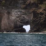 O desenho do contorno do mapa do Brasil nas pedras da Ponta da Sapata - Fernando de Noronha, Pernambuco