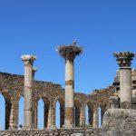 Colunas do Templo de Constantino em Volubilis, um sítio arqueológico de uma antiga cidade Romana - Marrocos, África