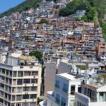 Visão de uma das muitas favelas nos morros do Rio - Rio de Janeiro, R