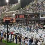 O povo nas arquibancadas assistindo aos desfiles - Rio de Janeiro, RJ