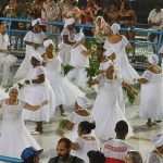 A ala das mulheres em renda branca desfilando no Carnaval - Rio de Janeiro, RJ