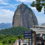 O Pão de Açucar no bairro da Urca com toda sua grandeza e o teleférico - Rio