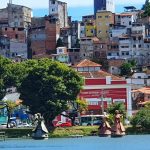 Ao fundo, os casebres, com as imagens das baianas na beira d'agua - Salvador, Bahia