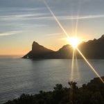 Reflexo do sol na montanha e no mar, uma aparente tranquilidade em um país que já vivenciou tantos conflitos - África do Sul, África