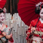 Gueixas, mulheres que estudam a tradição milenar da arte japonesa, que se caracterizam distintamente pelos trajes e maquiagem tradicionais - Kyoto, Japão