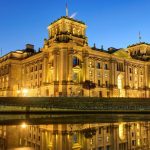 Reichstag, o prédio do Parlamento com sua cúpula de vidro - Berlim, Alemanha