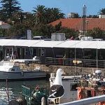 No porto, junto aos barcos pesqueiros, se encontra o mercado de frutos do mar - Punta del Este, Uruguay